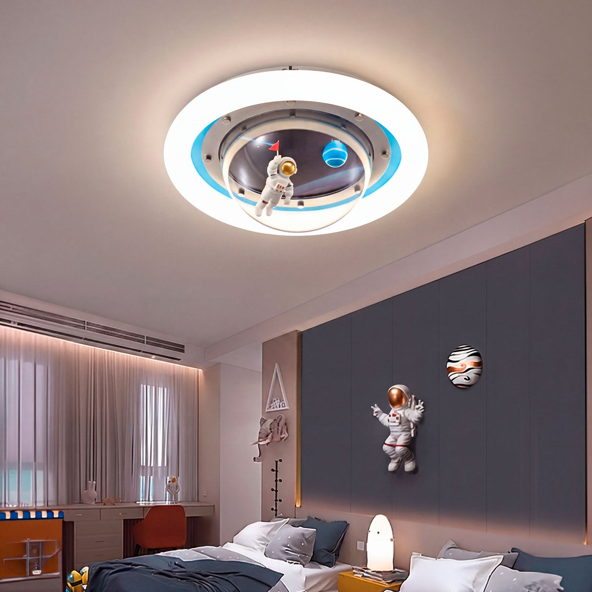 Lámpara de astronauta iluminando un cuarto con dos camas y diseño contemporáneo.