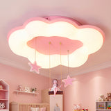 Lámpara de nube centrada en dormitorio amplio con cama de dosel y alfombra de nube.