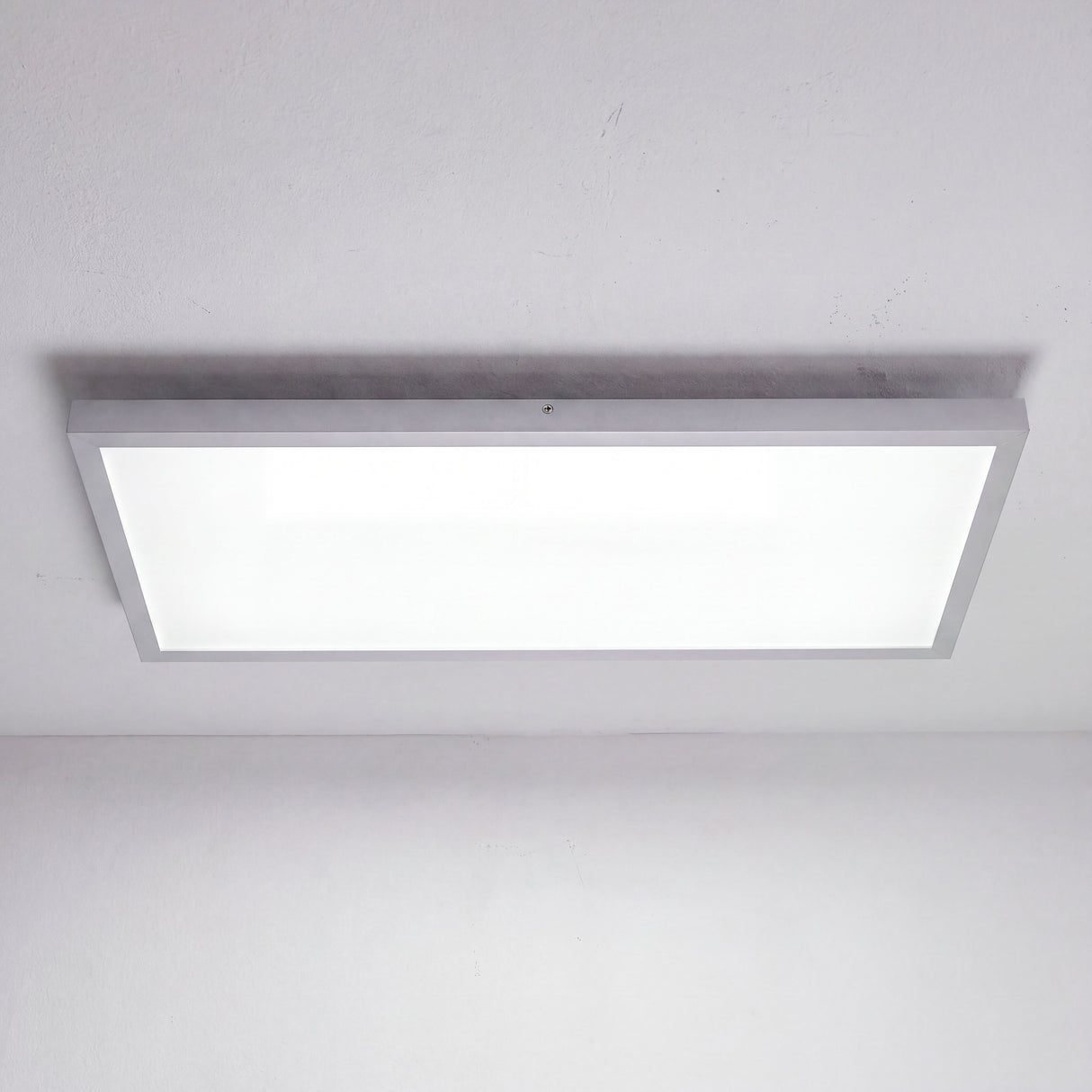 Panel LED de superficie rectangular con difusor opalino para evitar deslumbramientos.