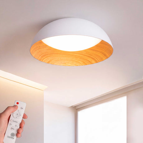 Plafón semiesférico blanco de sobreponer con moldura interior símil madera para proyectos de iluminación técnica.