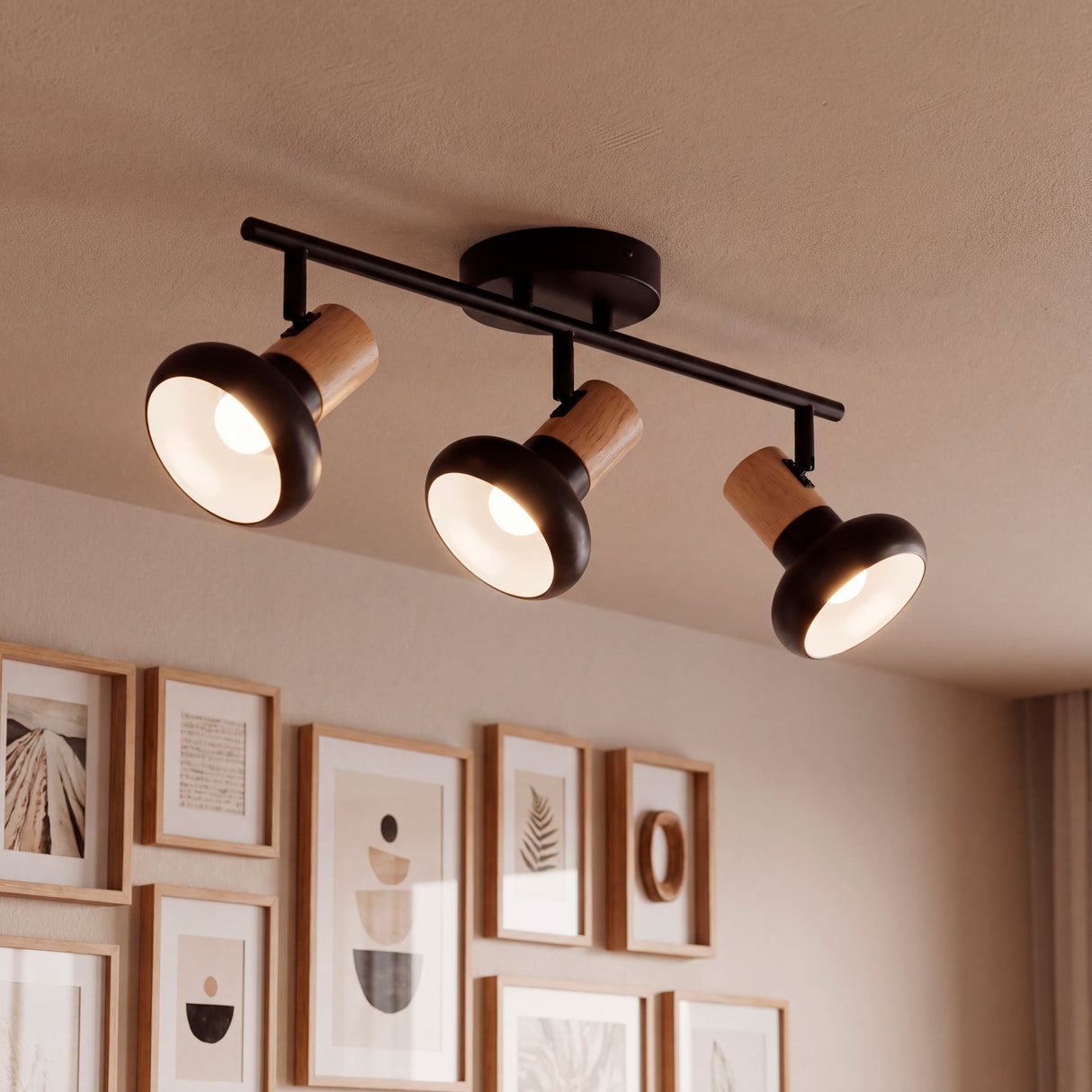 Plafón de tres focos orientables en negro mate y madera natural para proyectos de iluminación técnica.
