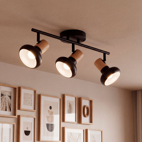 Plafón de tres focos orientables en negro mate y madera natural para proyectos de iluminación técnica.