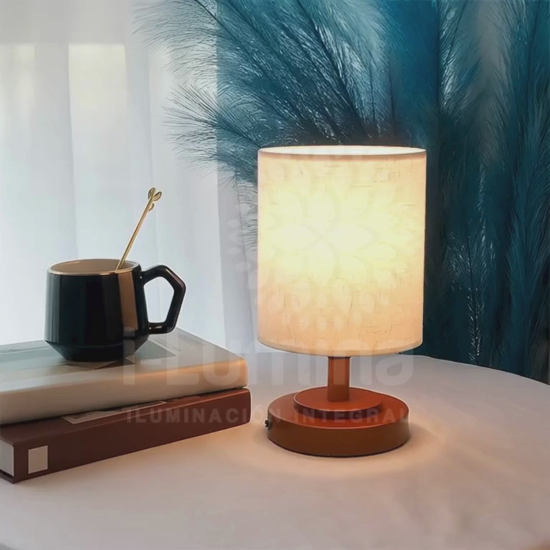 LÁMPARA DE MESA LINEAL MAHIA BROWN + FOCO LED TRANSPARENTE A60 4W LUZ CÁLIDA