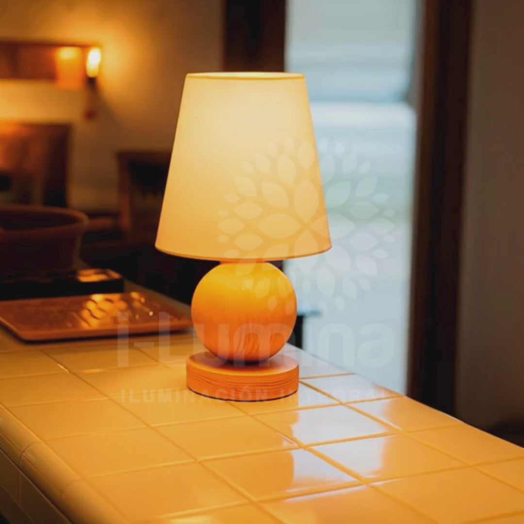 LÁMPARA DE MESA DE MADERA ROCIO + FOCO LED 12W LUZ CÁLIDA