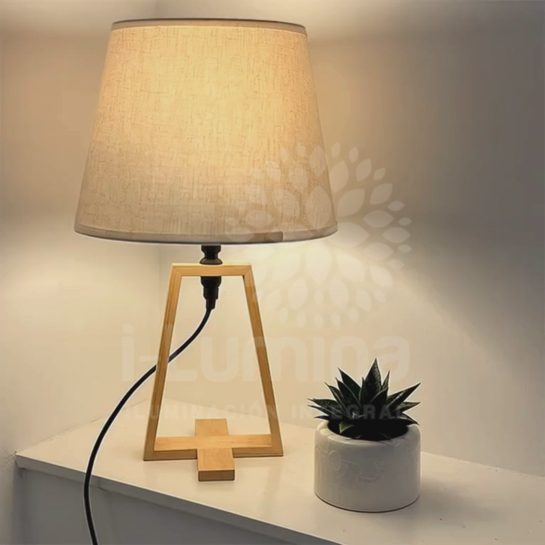 LÁMPARA DE MESA DE MADERA TRIPODE LIDIA + FOCO LED 12W LUZ CÁLIDA