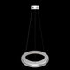 Renderizado 3D de lámpara circular blanca con sistema de cables de suspensión acerados.