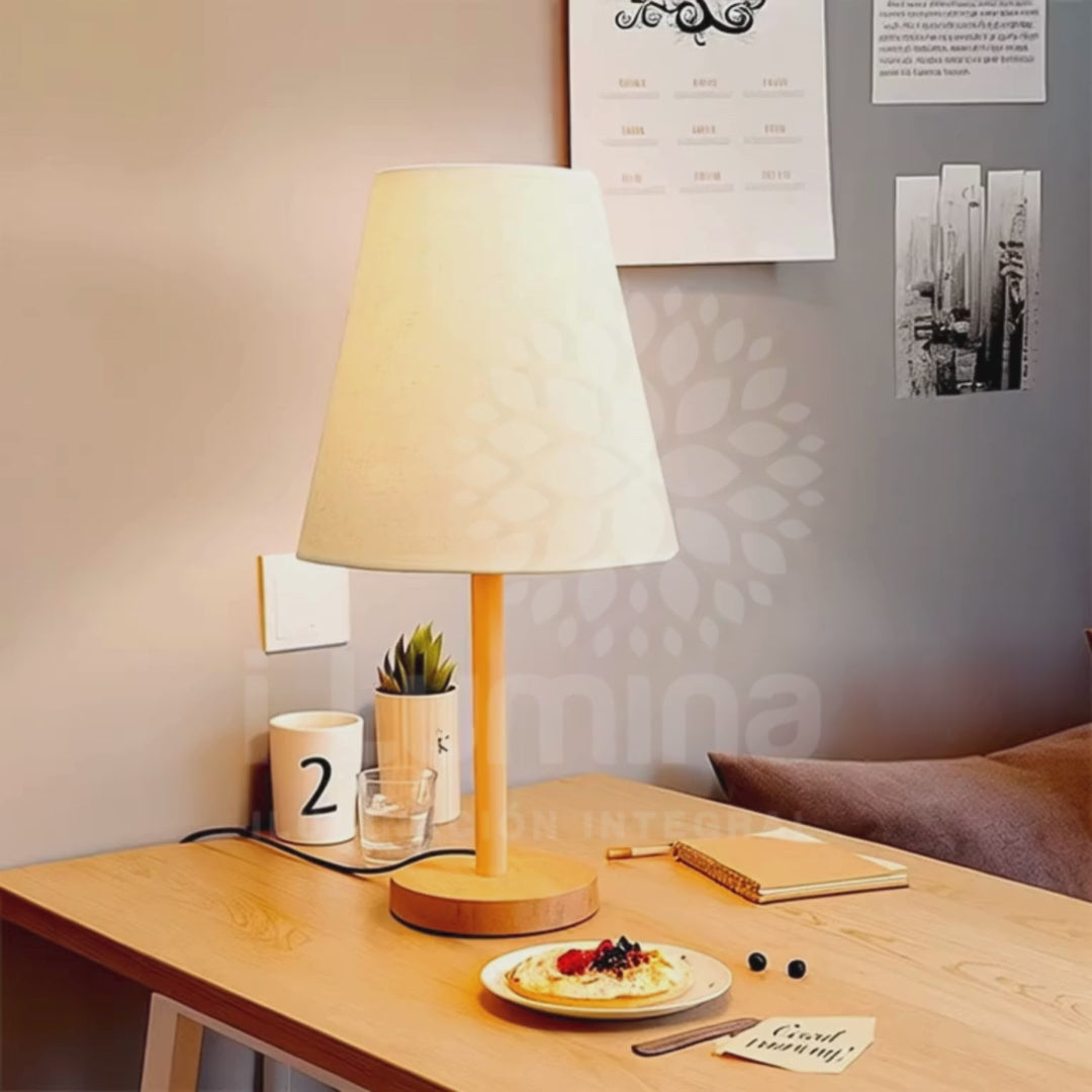 LÁMPARA DE MESA DE MADERA XIMENA WHITE AND WOOD + FOCO LED TRANSPARENTE A60 4W LUZ CÁLIDA