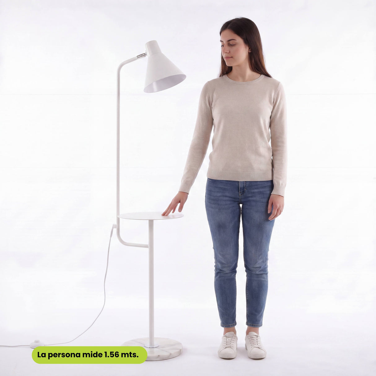 Vista lateral que muestra la altura y proporción de la lámpara de diseño minimalista junto a una persona.