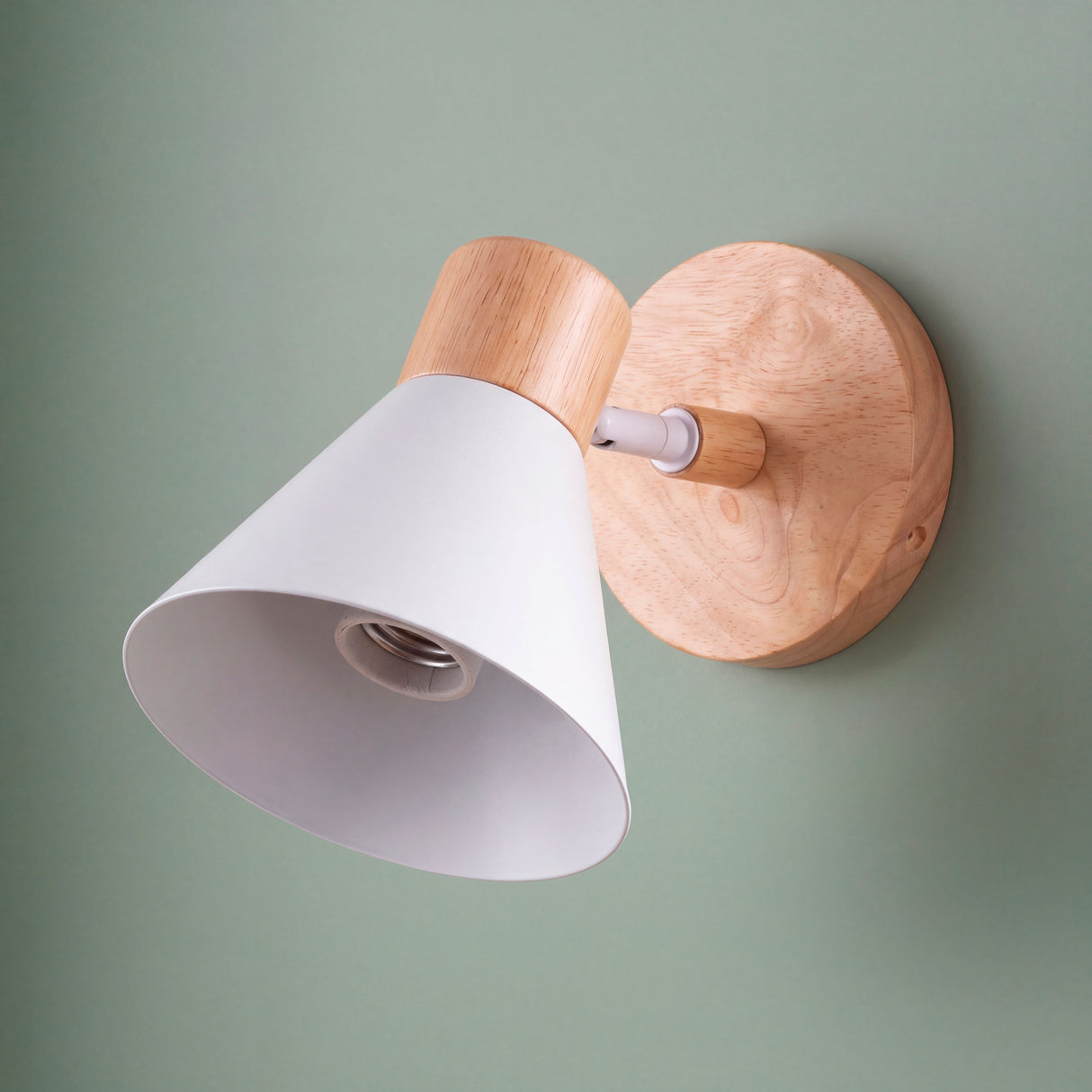 Proyección de haz de luz cálida sobre muro cromático en proyectos de interiorismo contemporáneo.