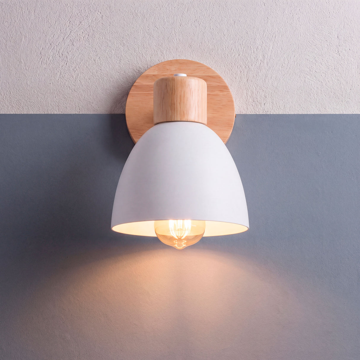 Proyección de haz de luz cálida sobre superficie vertical en ambiente de diseño minimalista.