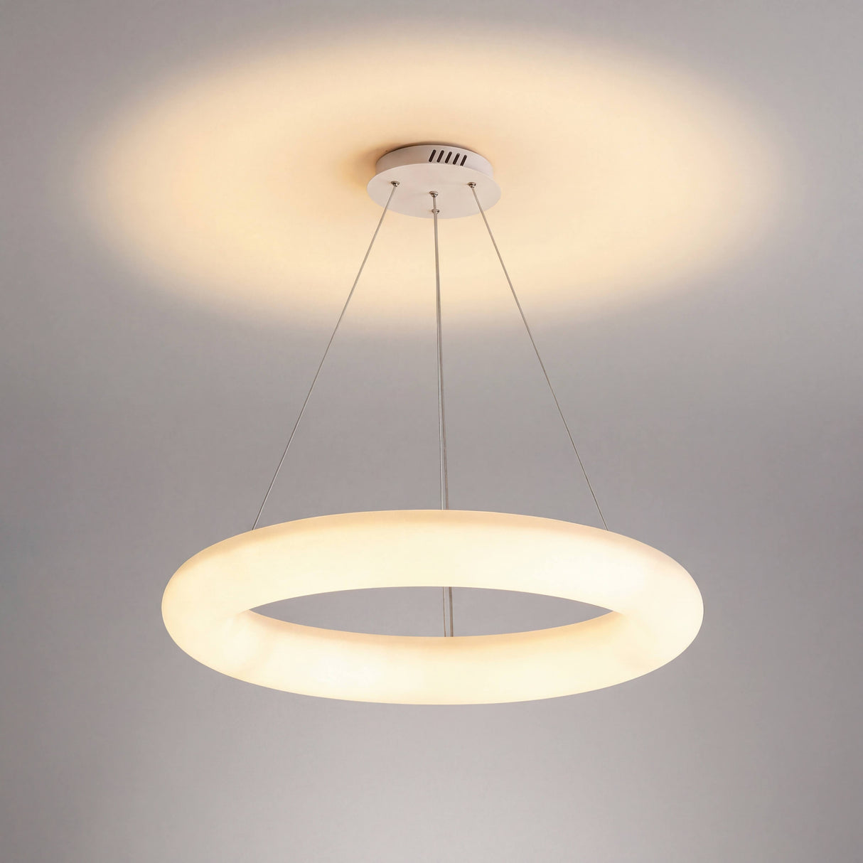 Proyección de luz indirecta y directa con forma de halo para realzar la arquitectura del espacio.