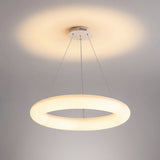 Proyección de luz indirecta y directa con forma de halo para realzar la arquitectura del espacio.