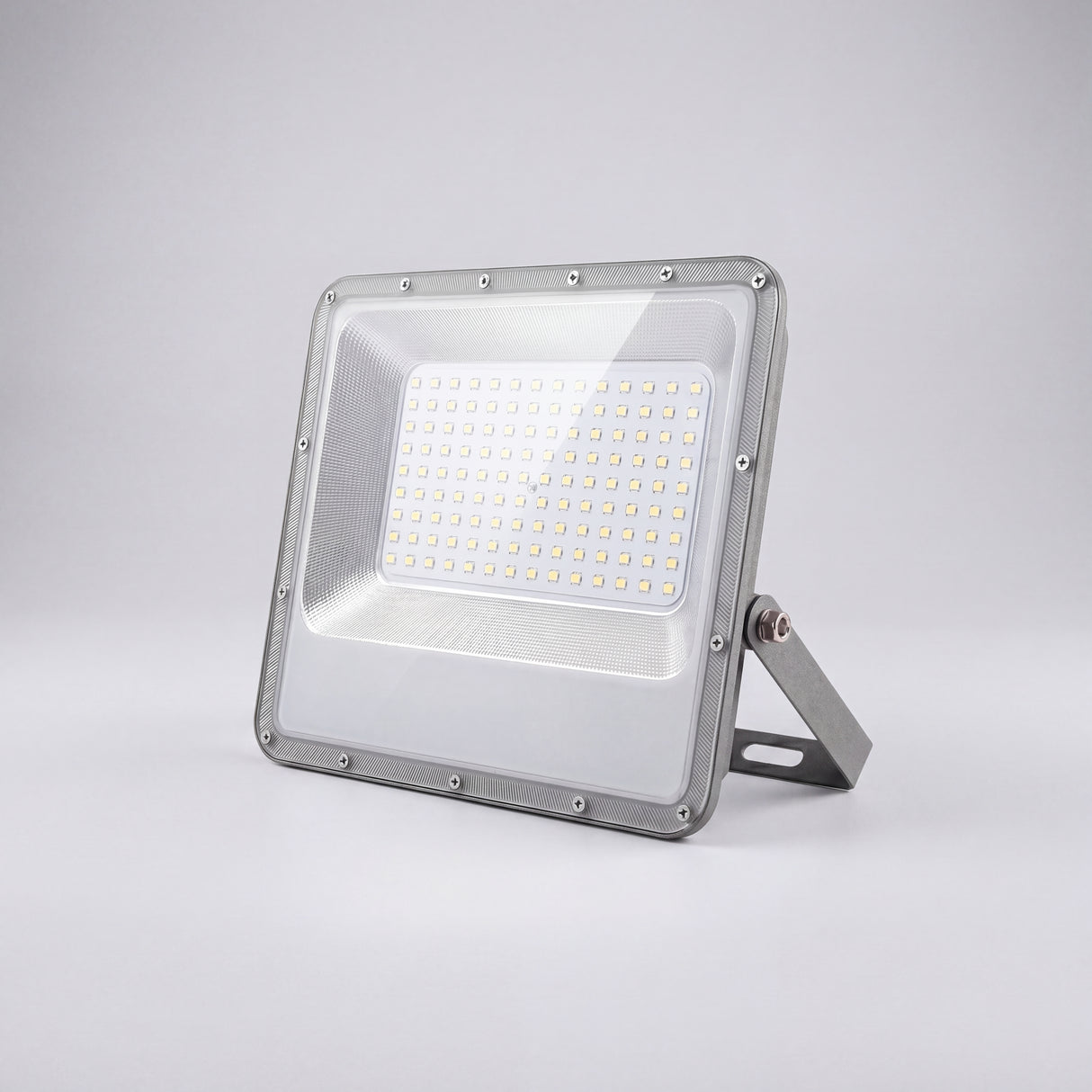 Luminaria técnica de óptica abierta y chasis gris texturizado para proyectos de iluminación exterior.