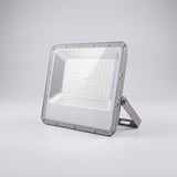 Luminaria técnica de óptica abierta y chasis gris texturizado para proyectos de iluminación exterior.