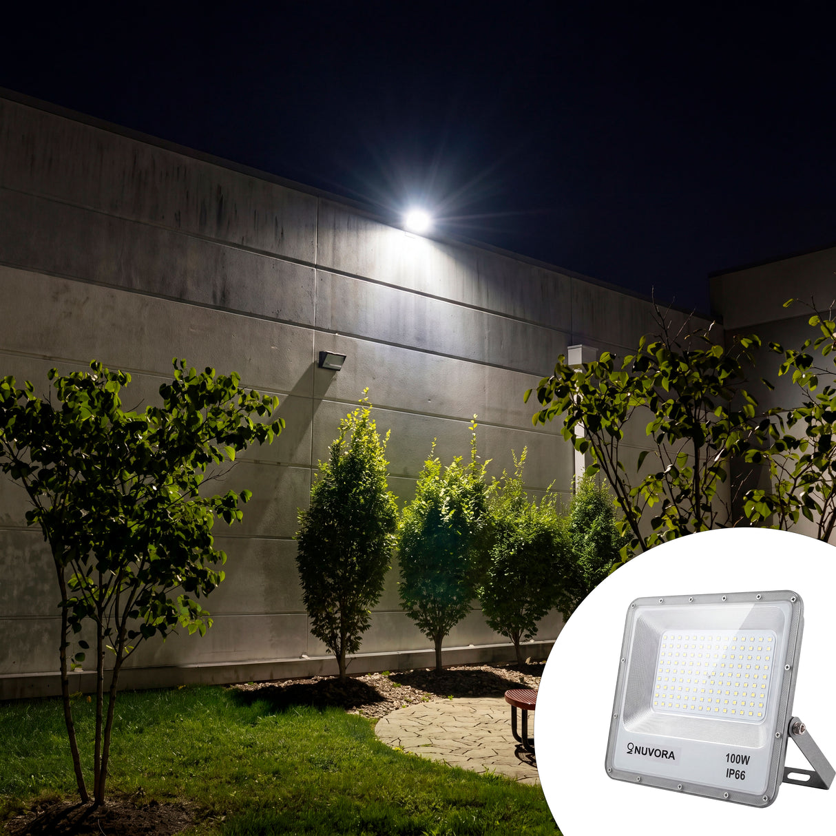 Aplicación arquitectónica residencial que combina iluminación de seguridad en fachada con luz de acento.