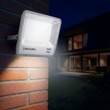 Luminaria instalada en pared exterior de una vivienda de diseño contemporáneo y líneas limpias.