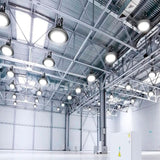 Instalación en serie de luminarias High Bay en nave industrial con techos técnicos.