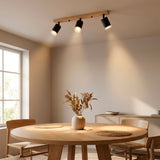 Distribución de luz cálida uniforme sobre mesa de comedor para una experiencia gastronómica agradable.