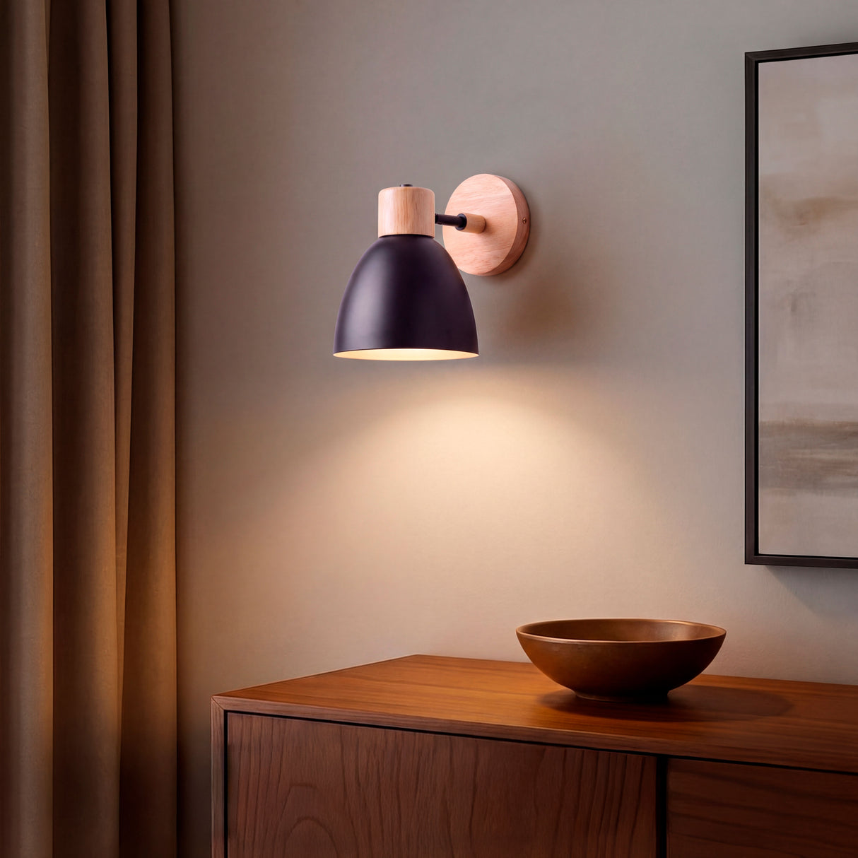 Aplique de pared sobre credenza de madera aportando soporte lumínico decorativo.
