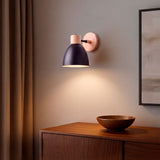 Aplique de pared sobre credenza de madera aportando soporte lumínico decorativo.