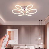 Iluminación cenital sobre habitación moderna para crear ambientes cálidos y agradables.