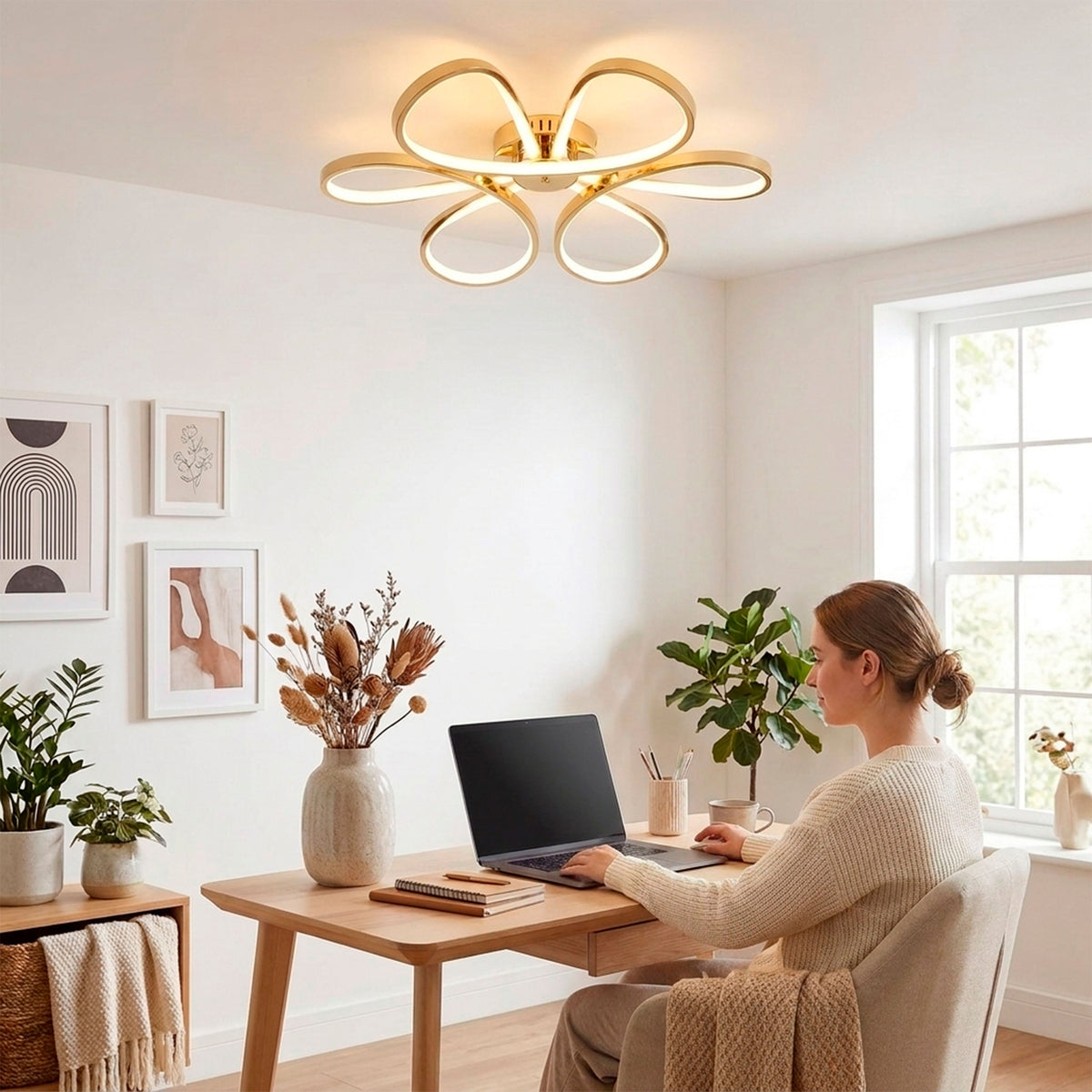Iluminación de techo sobre zona de trabajo para crear ambientes funcionales y cálidos.