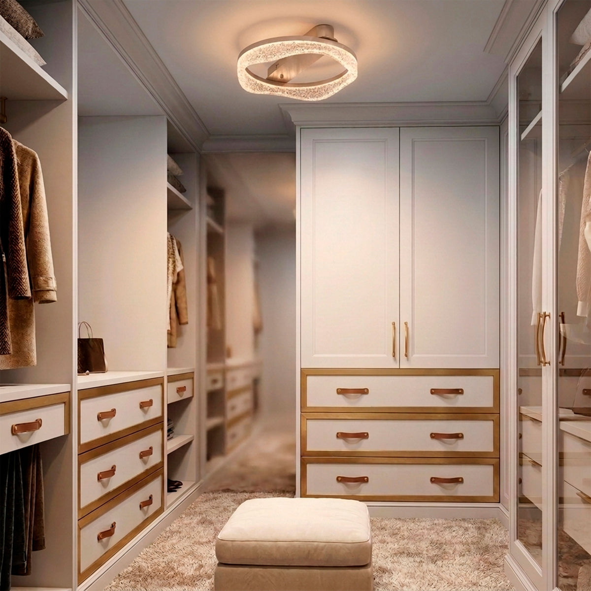 Iluminación cenital sobre vestidores modernos para crear ambientes cálidos y agradables.