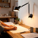 Punto de luz focal direccionable para escritorios residenciales con estética de línea nórdica.
