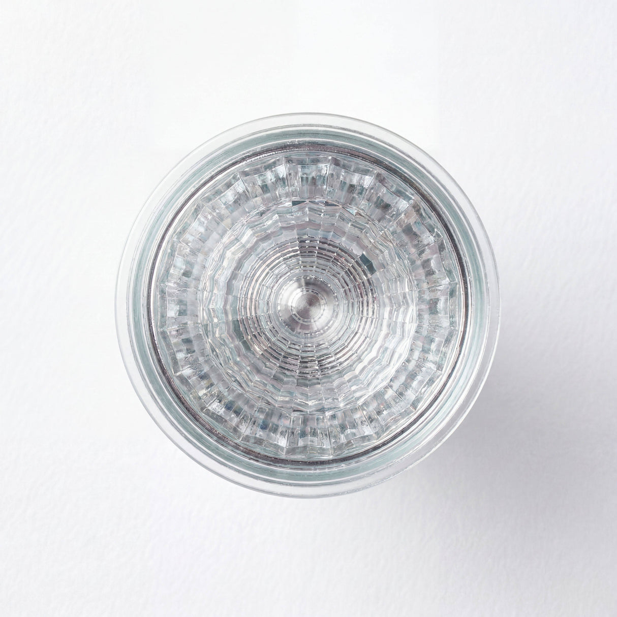 Perspectiva superior del lente difusor diseñado para mitigar el deslumbramiento en puestos de trabajo.