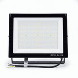 Proyector técnico de alta luminosidad con haz de luz blanca difusa para grandes áreas.
