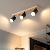 Plafón rectangular de tres focos articulados en base de madera de roble e iluminación técnica.