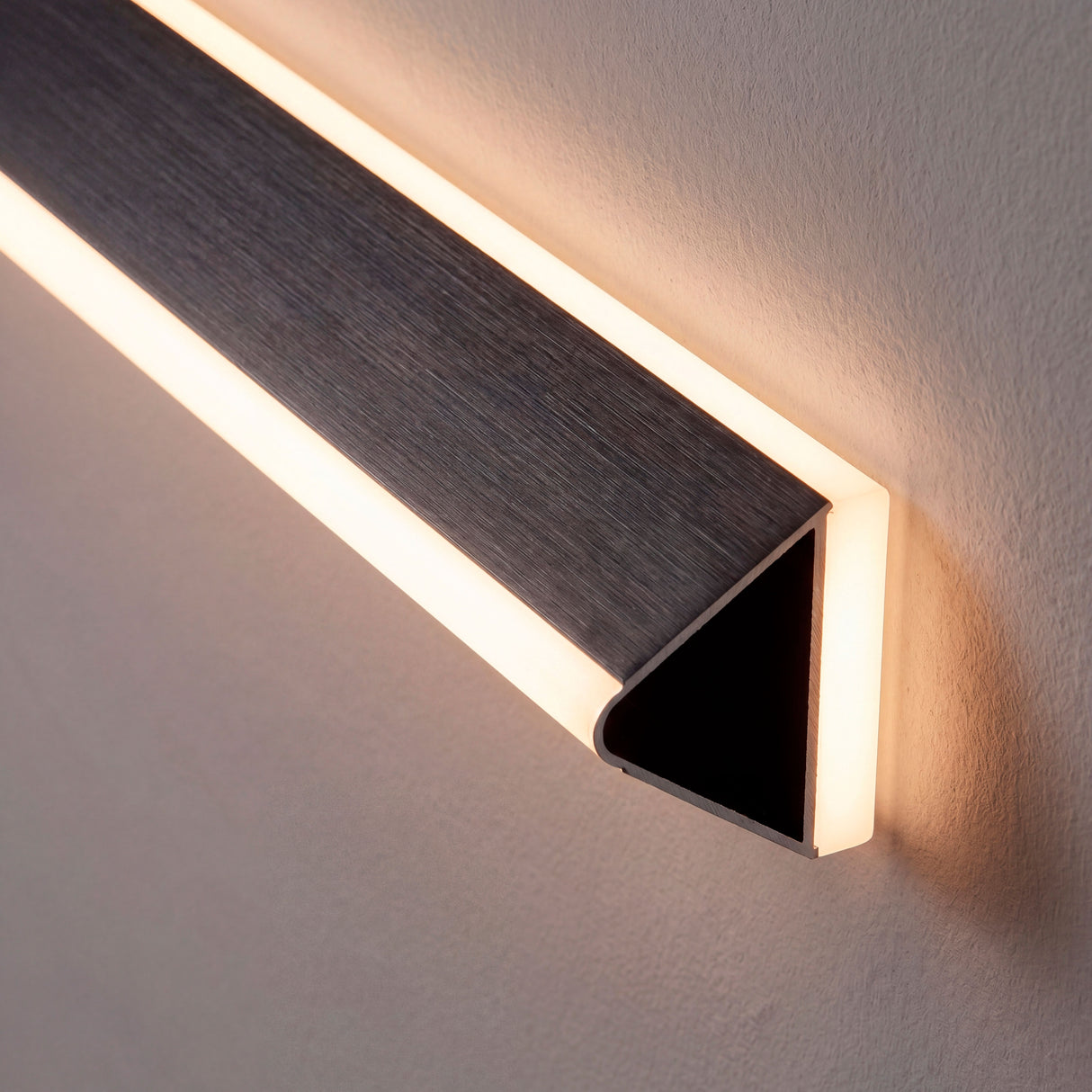 Tres niveles de brillo (Dimmer) controlados por mando en mesa de comedor de madera.