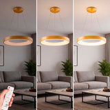Tres niveles de brillo controlados por mando remoto en salón con sofá gris contemporáneo.