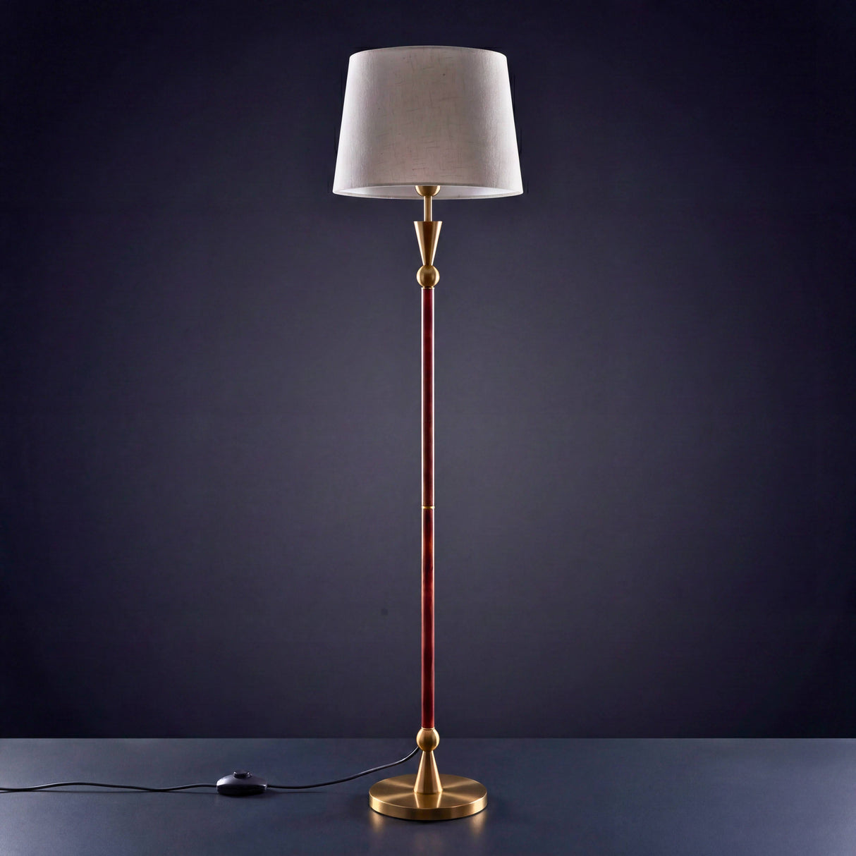 Modelado tridimensional de luminaria clásica contemporánea encendida sobre fondo gris oscuro.