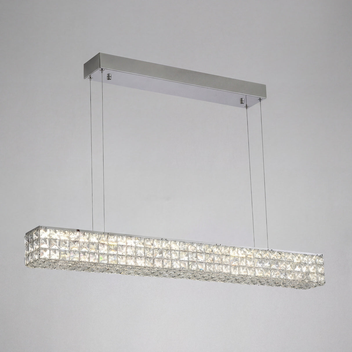 Vista frontal de luminaria minimalista con estructura de acero y difusor de cristal.