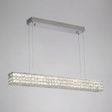 Vista frontal de luminaria minimalista con estructura de acero y difusor de cristal.