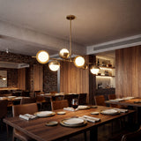 Ambiente de restaurante gourmet con iluminacion lineal dorada sobre las mesas.