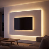 Iluminación ambiental empotrada detrás del panel de televisión en una sala de estar de diseño contemporáneo.