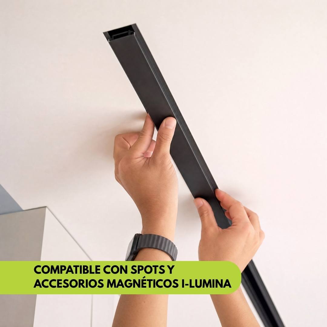 Manos colocando riel magnético 48V compatible con spots, conectores y transformador smart