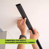 Manos colocando riel magnético 48V compatible con spots, conectores y transformador smart