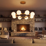 Ambiente acogedor con chimenea de piedra y la luminaria de aro dorado Collier Gold como pieza central.