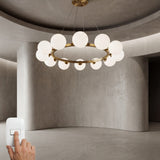 Sala de estar de diseño minimalista con paredes curvas iluminada por la elegancia de la lampara Collier Gold.