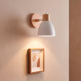 Luminaria de pared montada en espacio residencial aportando calidez e iluminación de acento.