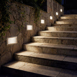 Repetición rítmica de luminarias empotradas para tramos largos de escaleras.