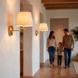 Alineación de luminarias en pared para guía y señalización con estética de diseño minimalista.