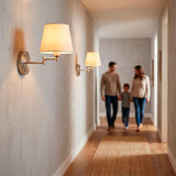 Alineación de luminarias en pared para guía y señalización con estética de diseño minimalista.