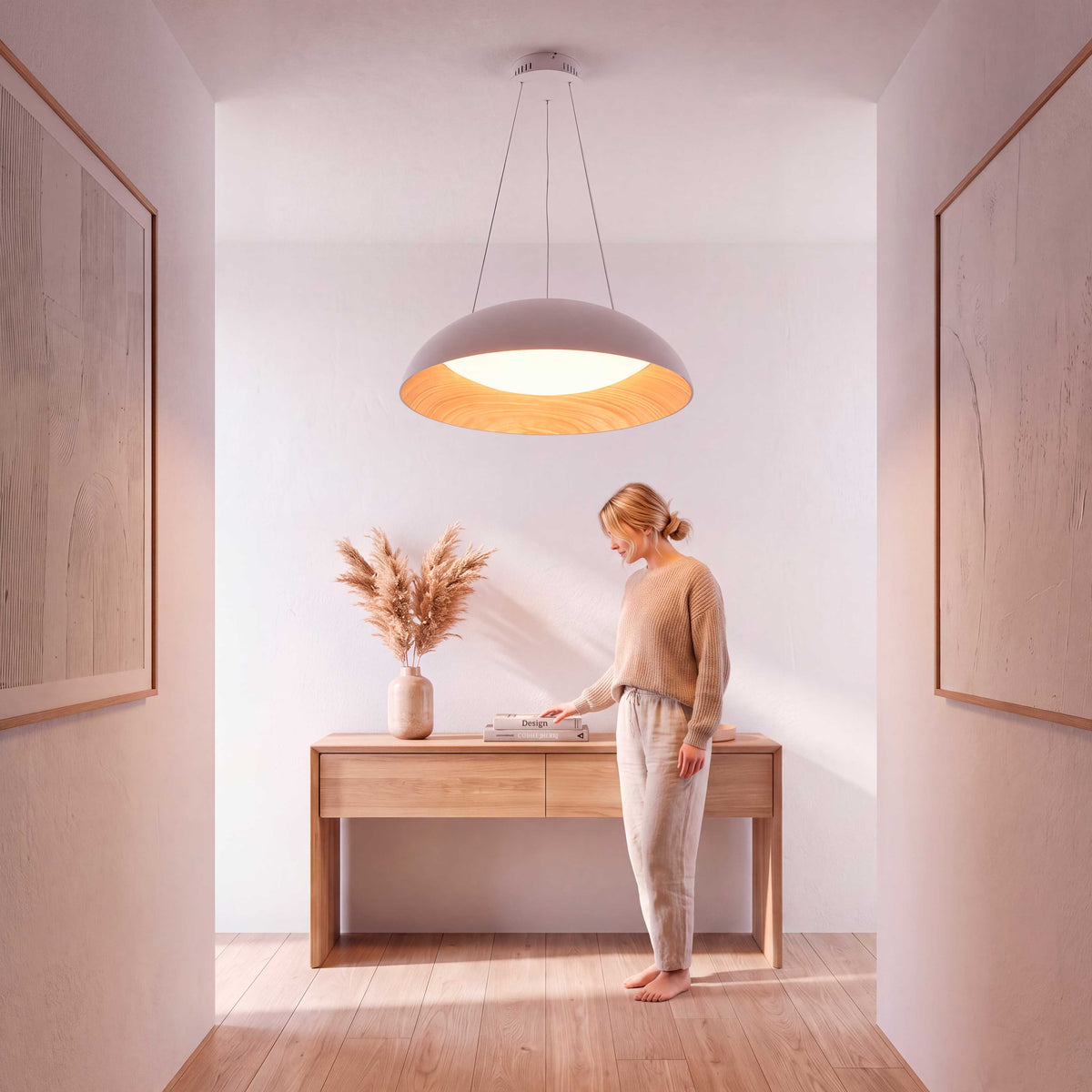 Iluminación cenital continua para vestíbulos y zonas de circulación residencial con diseño nórdico minimalista.