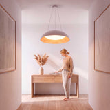 Iluminación cenital continua para vestíbulos y zonas de circulación residencial con diseño nórdico minimalista.