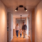 Distribución de luz general uniforme para zonas de tránsito en vivienda de arquitectura moderna.