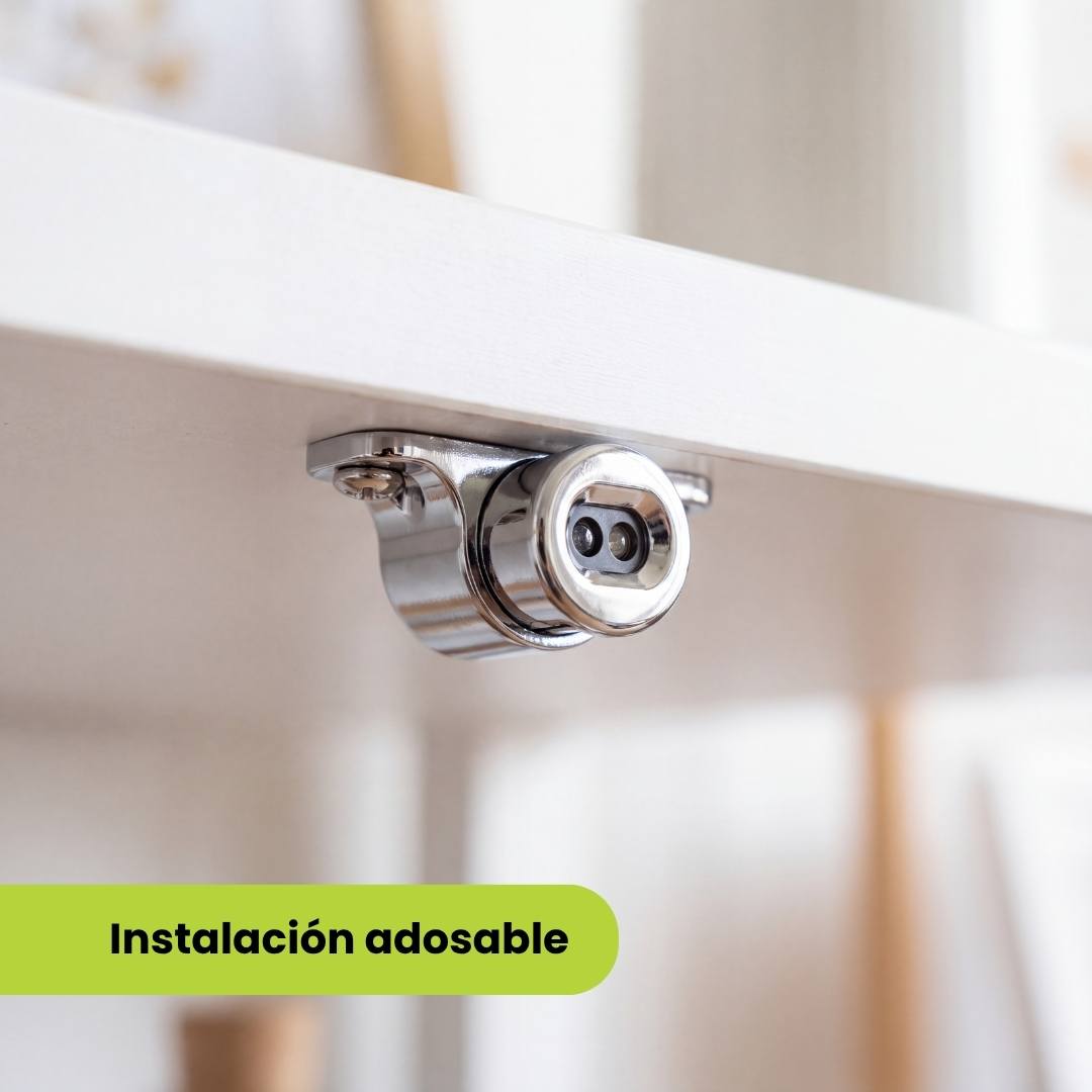 Sensor cromado adosado con bracket metálico al borde del mueble